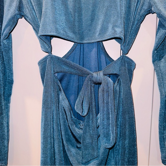 Sky to moon long sleeve bow cut out semi backless mini dress size medium! - Picture 5 of 8